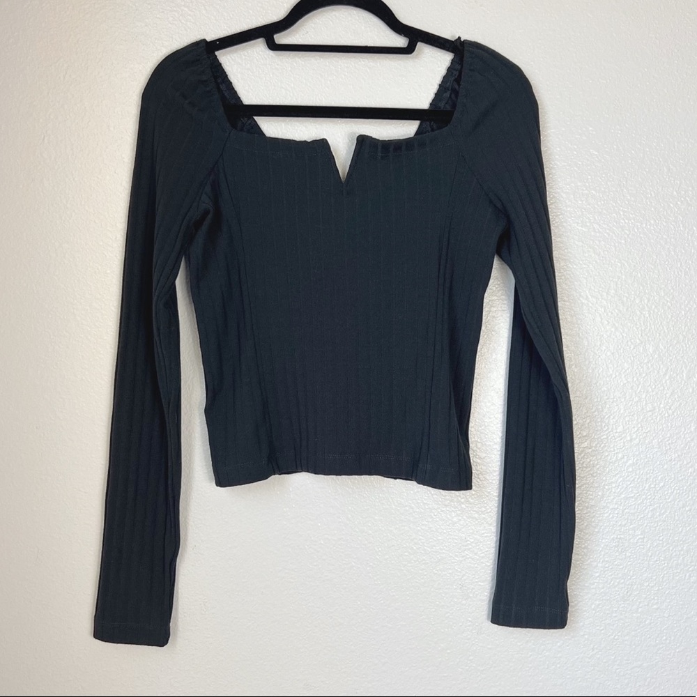 Free People long sleeve ribbed notched v-neck top size medium NWT